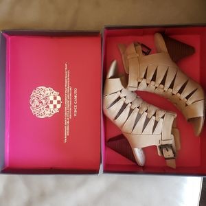 Vince Camuto size 8 Women's Camel Colored Geo Cut- Out Heeled Sandals Brand New